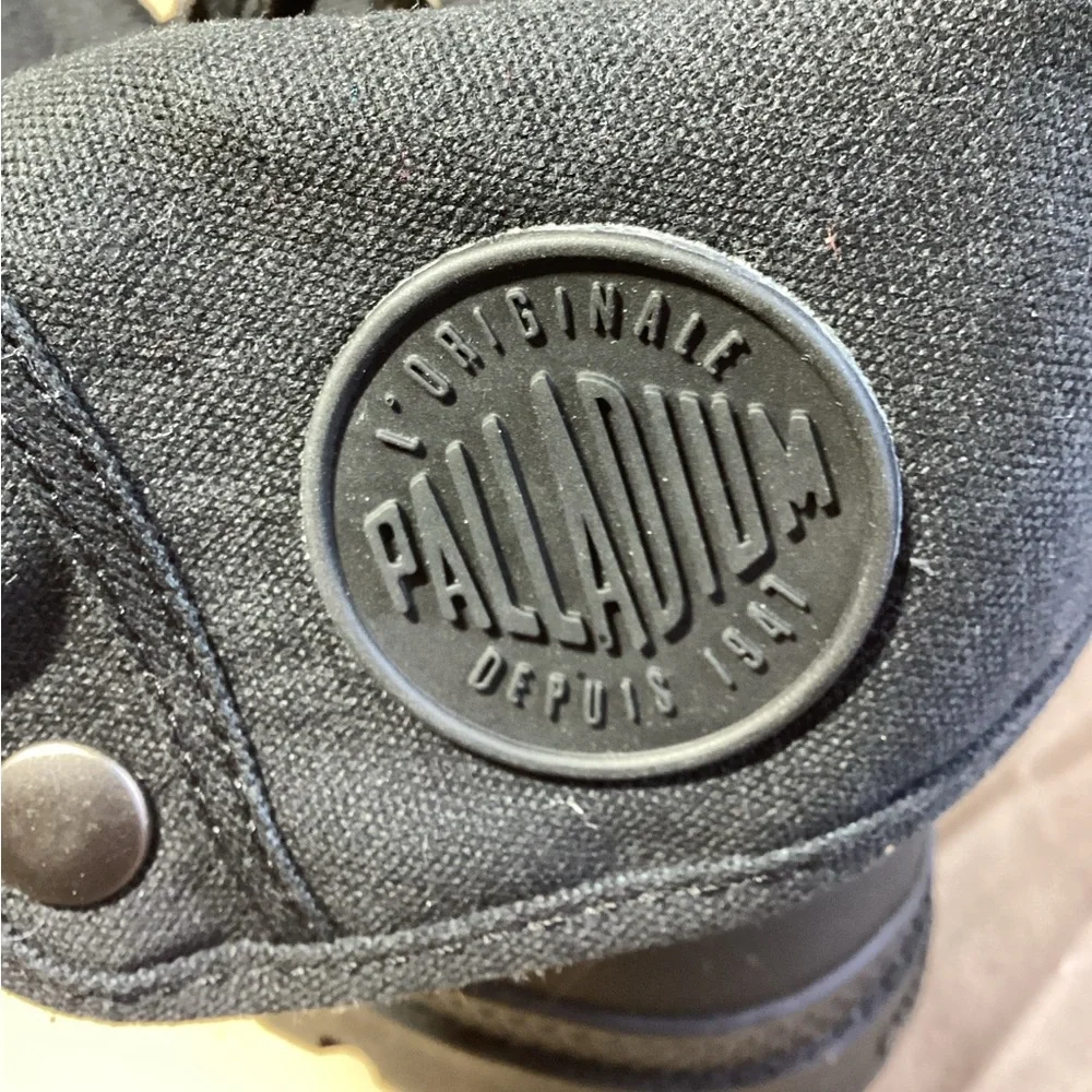 Palladium Monochrome Baggy II 02521 068 Black / Metal UO Men's Size 9.5